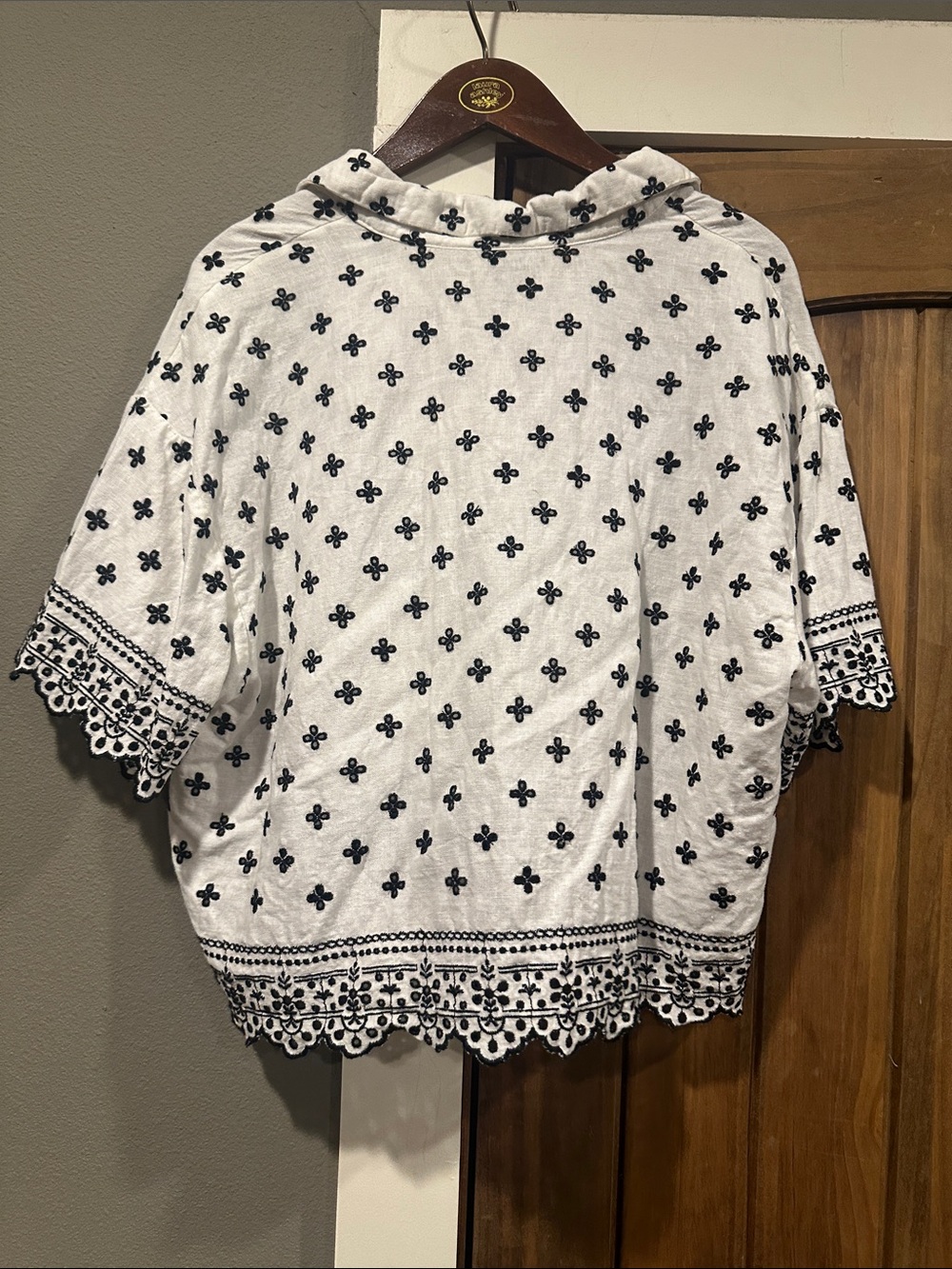 Abercrombie & Fitch White Button-Front Shirt with Black Embroidered Trim - Picture 4 of 5